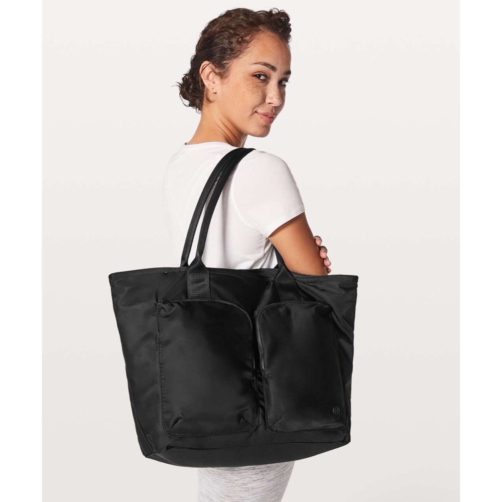 EUC lululemon black shoulder tote 24L